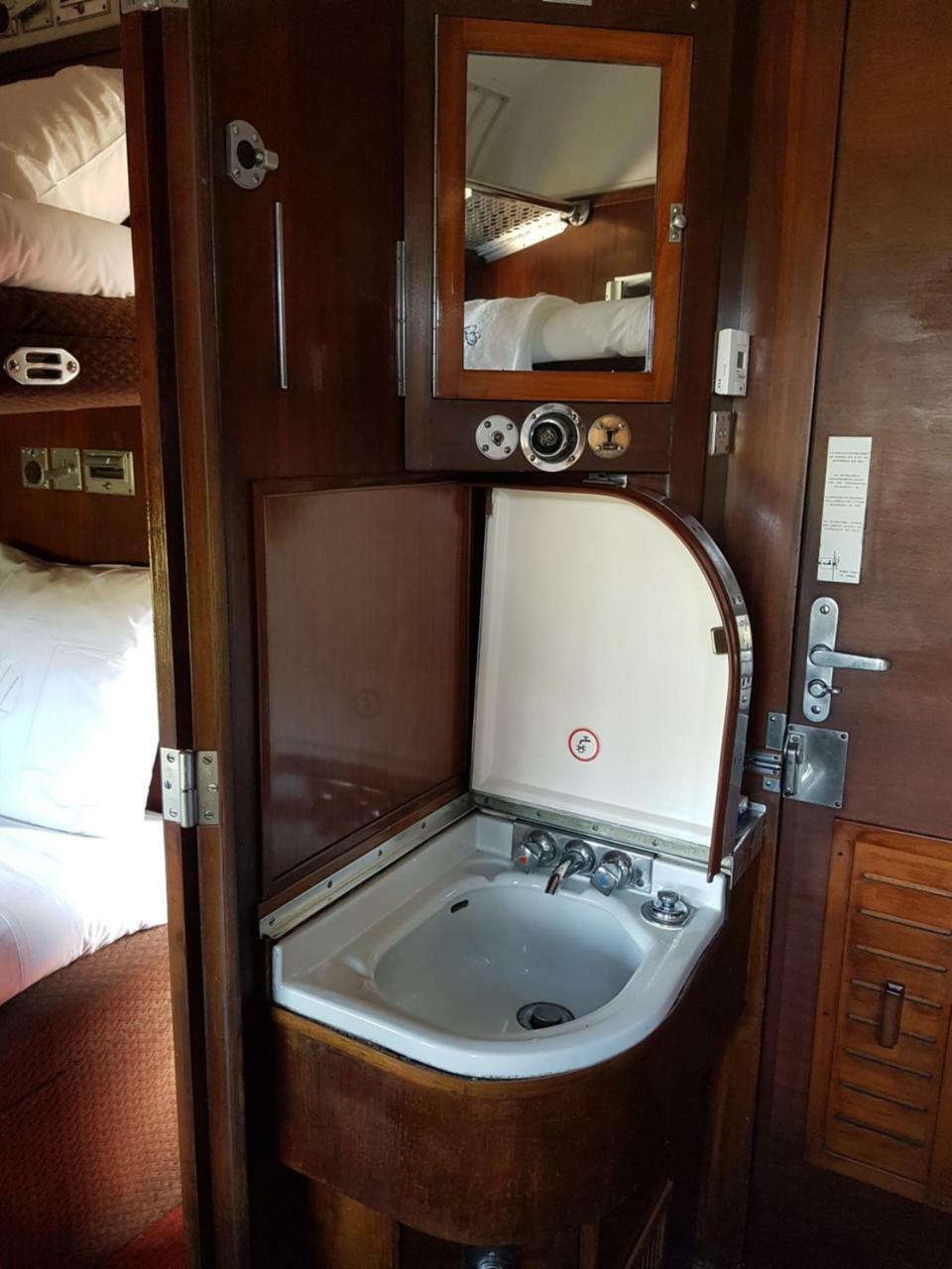 Le Train Des Reves Hotel Dracy-Saint-Loup Ngoại thất bức ảnh